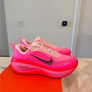 Vomero Plus Womens Running Shoes (Hyper Pink/Burgundy
Crush/Bright Crimson)